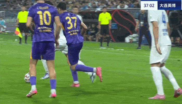 后右脚还踩, 议一幕, 漏判红牌