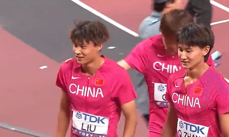 在交接棒时 在交接棒时